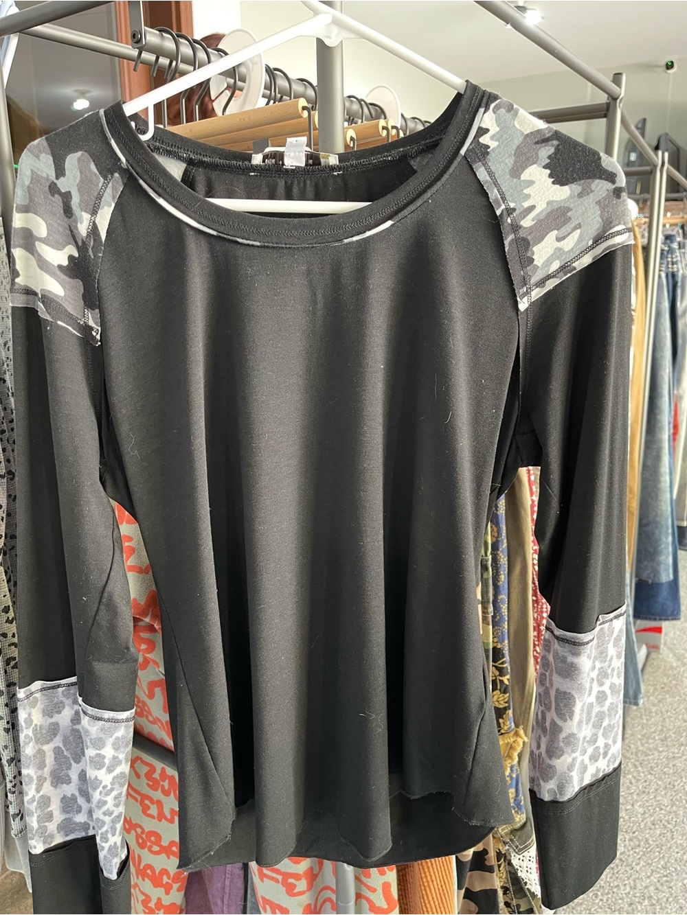 Black Long-Sleeve Women's Tee with Gray Camo Accents - Casual Essential